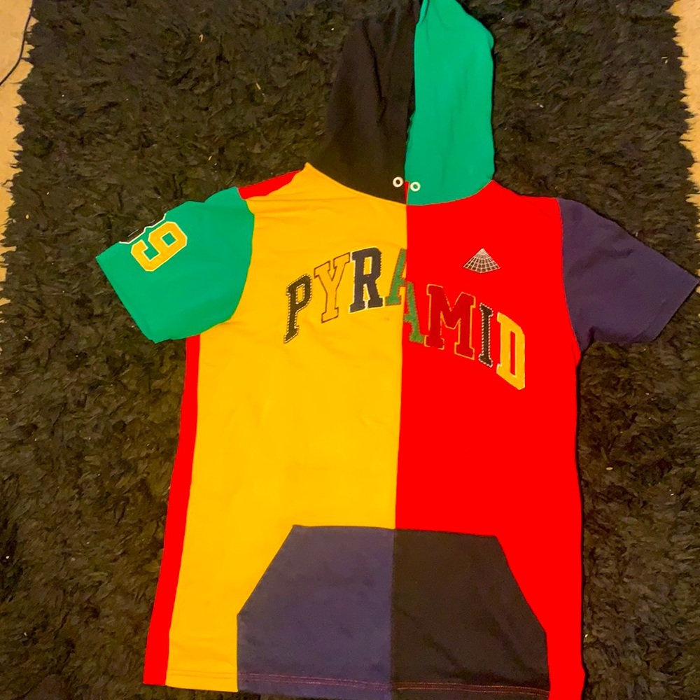 Black pyramid short sleeve hoodie